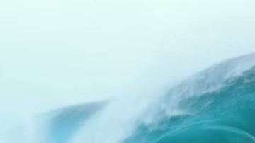 La ola lo golpeó fuertemente y el mar se los "tragó".