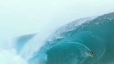 La ola lo golpeó fuertemente y el mar se los "tragó".