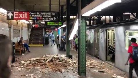 El techo colapsó en la estación Borough Hall alrededor de los 3:12 p.m.