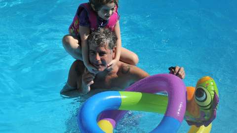 El fallecido Anthony Bourdain en compañía de su hija.