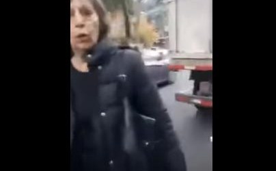 El incidente fue grabado en la comuna de Las Condes, en Santiago.