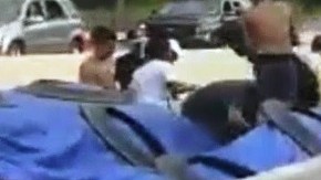 El momento del ataque en la autopista