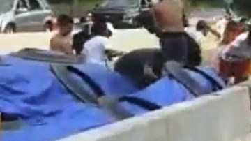 El momento del ataque en la autopista