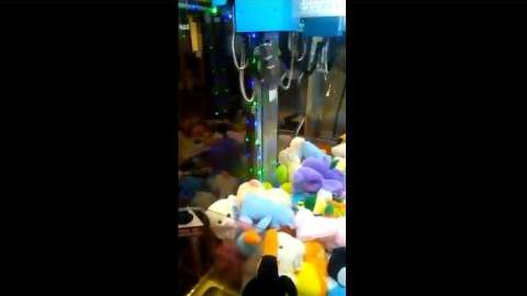 La técnica secreta para ganarle a las máquinas de peluches.