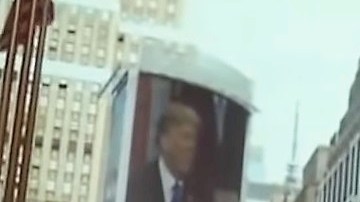 Los líderes incluso  aparecen en las pantallas de Times Square.