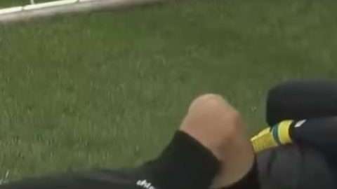 El portero tunecino Moez Hassan fingió una falta para que sus compañeros rompieran el ayuno.