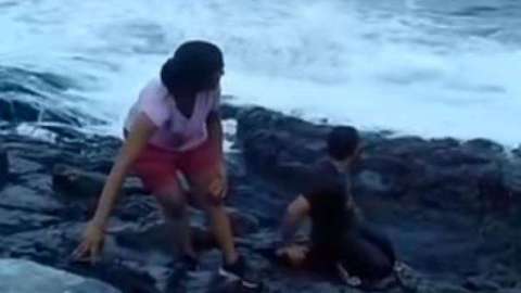 Los amigos solo vieron cómo el mar se tragó a uno de ellos.