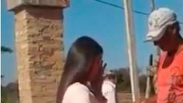 Yudit Romero le entrega su título universitario a su padre.