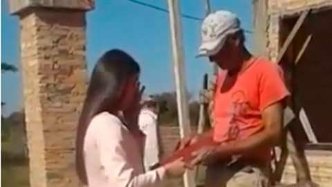 Yudit Romero le entrega su título universitario a su padre.