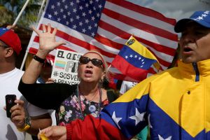 Cuatro senadores demócratas presentan plan para dar TPS a venezolanos