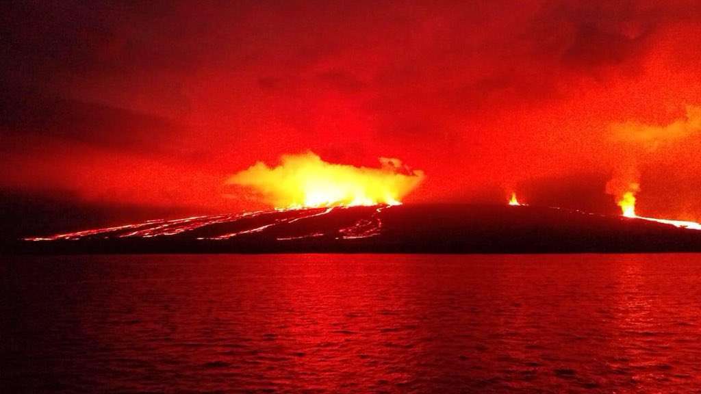 El volcán Sierra Negra está en Isabela, una de las 4 islas con población humana.