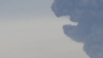 La columna de humo se elevó 500 metros sobre el borde del cráter.