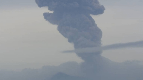 La columna de humo se elevó 500 metros sobre el borde del cráter.
