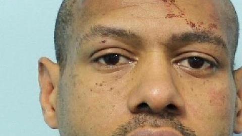 Weldon (47) fue arrestado después de chocar una patrulla policial