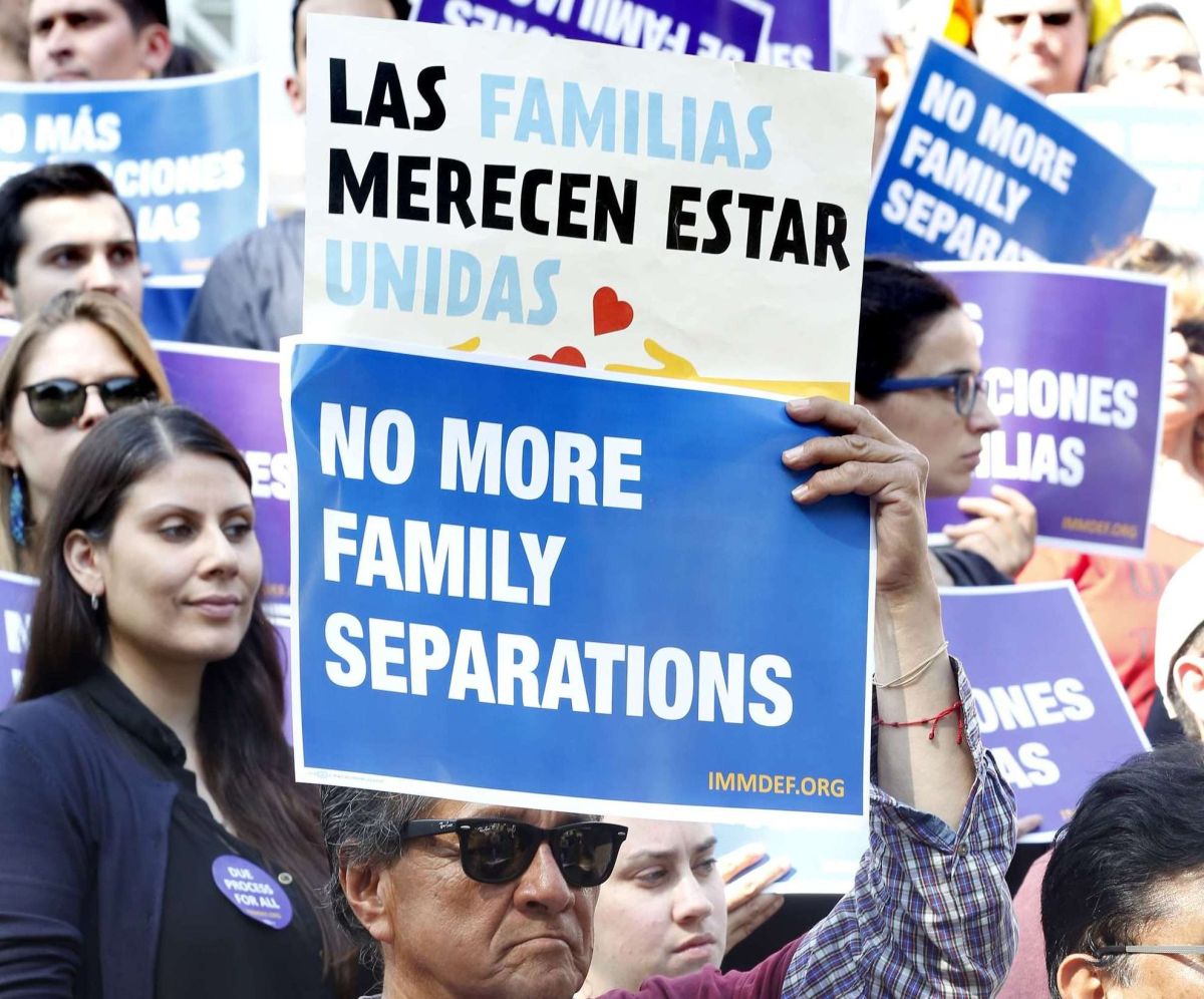 Activistas protestan por la separación de familias inmigrantes.