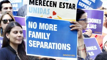Activistas en varias parte de EEUU exigen mantener a familias unidas.