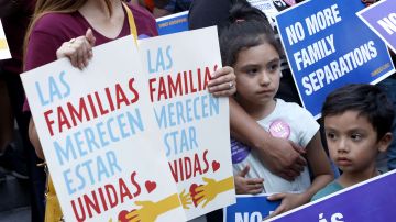 No solo protestar, sino asistir a las familias, ha sido el trabajo de las organizaciones no lucativas y abogados de interés público  (Aurelia Ventura/La Opinion)