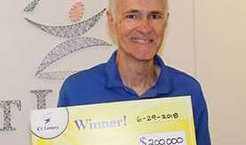 John Smedick con su doble premio de lotería.