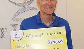 John Smedick con su doble premio de lotería.