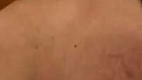 Maxamillian Neubauer se vio impulsado a hacer algo inesperado: "amamantar" a su hija.