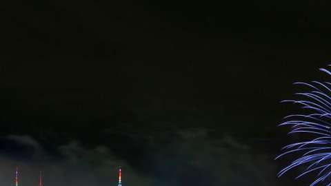 Si ves un fuego artificial de color azul esta noche, serás uno de los pocos afortunados.