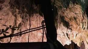 Gran parte de los esfuerzos de rescate se centran en drenar el agua de la cueva.