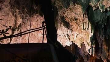 Gran parte de los esfuerzos de rescate se centran en drenar el agua de la cueva.