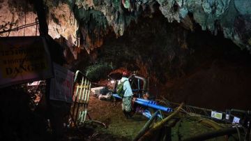 Gran parte de los esfuerzos de rescate se centran en drenar el agua de la cueva.