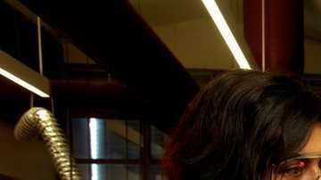 La profesora Veena Sahajwalla en su "mina" electrónica.