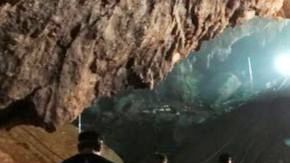 Rescatistas entrando en la cueva