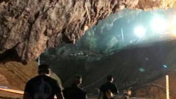 Rescatistas entrando en la cueva
