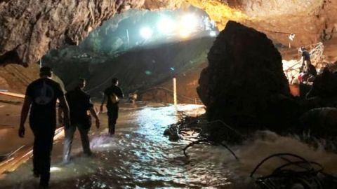 Rescatistas entrando en la cueva