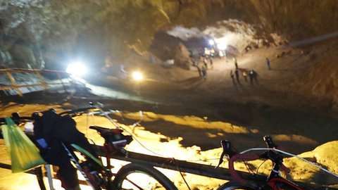 Los primeros rescatistas encontraron bicicletas cerca de la entrada de la cueva.
