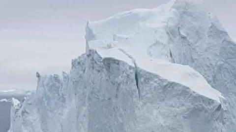 El enorme pedazo de hielo que amenaza a Innaarsuit.