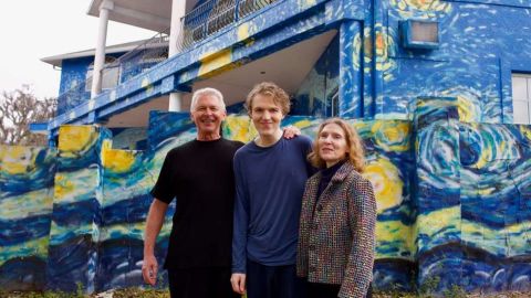 El hijo, de 25 años, tiene "fascinación por Vincent Van Gogh".