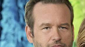 La protagonista de la serie insta a los espectadores a mirar antes de jugar.