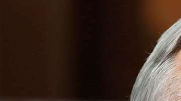 AMLO pretende eliminar altos sueldos.