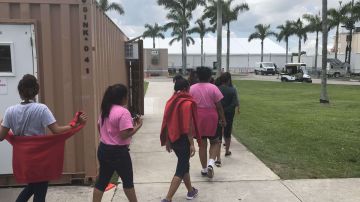 Niños inmigrantes detenidos en el Centro de Homestead, Florida.