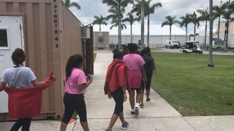 Niños inmigrantes en el hogar temporal de Homestead, Florida.