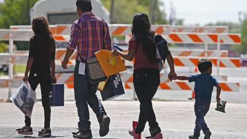 Migrantes son procesados en McAllen, Texas.