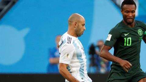 Mikel contra Mascherano. EFE