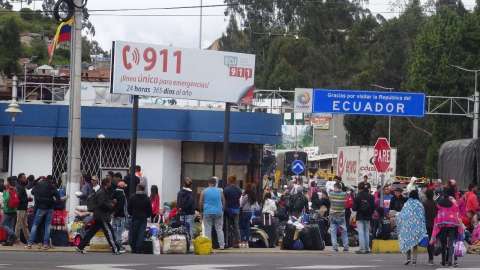 Venezolanos esperan en el paso de Rumichaca en Tulcán, Ecuador.