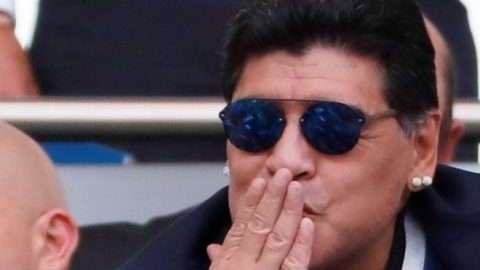 El argentino Diego Armando Maradona se fue de la boca y la FIFA lo frenó. (Foto: EFE/EPA/DIEGO AZUBEL)