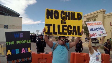 Manifestantes participan en una marcha contra la separación de familias.