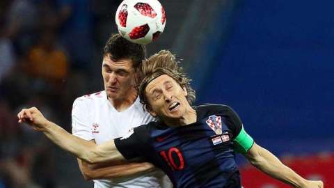 Luka Modric disputa una pelota Andreas Christensen. EFE