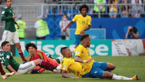 Neymar anota el primer gol del partido. EFE