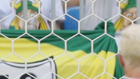 Guillermo Ochoa fue lo mejor de México contra Brasil.  EFE/EPA/ROBERT GHEMENT