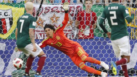 Guillermo Ochoa fue lo mejor de México contra Brasil.  EFE/EPA/ROBERT GHEMENT