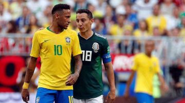 Neymar y Guardado tuvieron un duelo de palabras.  EFE