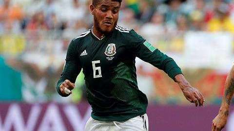 Jonathan dos Santos contra Coutinho. EFE